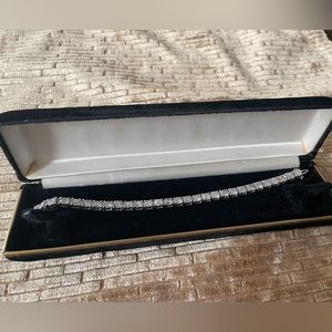 Tennis Bracelet made of platinum set with diamonds.